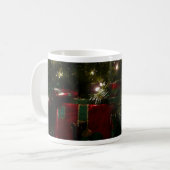 Cadeaus onder de boom kerstvakantie koffiemok (Voorkant links)