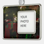 Cadeaus onder de boom kerstvakantie verzilverd omlijst ornament (Links)