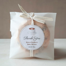 Cadeautje voor een babyshower: een baby is op koms ronde sticker