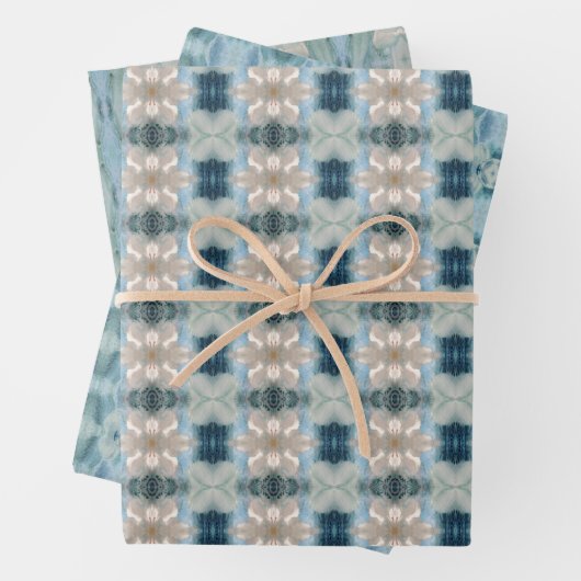 Cadeauverpakking in tinten blauw inpakpapier vel (In situ)