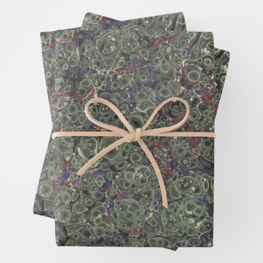 Cadeauverpakking met gemarmerd papier inpakpapier vel (In situ)