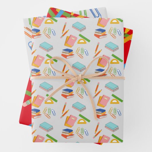 Cadeauverpakking, pennen, potloden en schoolspulle inpakpapier vel (In situ)