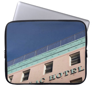 CADILLAC HOTEL BOUW LAPTOP SLEEVE