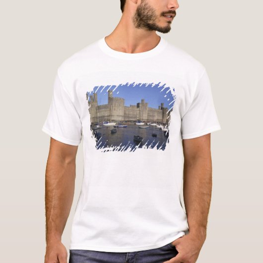 Caernarfon Castle, Gwynedd, Wales (RF) T-shirt (Voorkant)