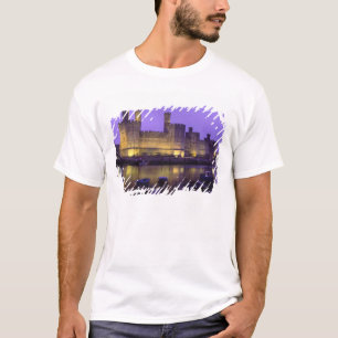 Caernarfon Castle, 's nachts, Gwynedd, Wales T-shirt