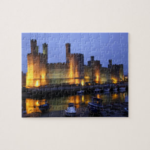 Caernarfon kasteel bij de schemering. legpuzzel