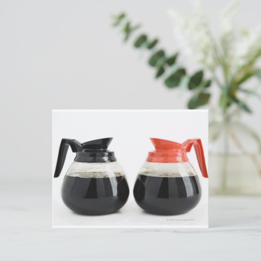 Caf. en Decaf. Koffiepotten op wit. Briefkaart (Staand voorkant)