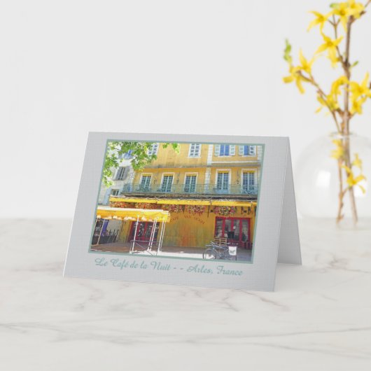 "CAFE AT NIGHT IN ARLES FRANCE" Greeting Card Kaart (Gele Bloem)