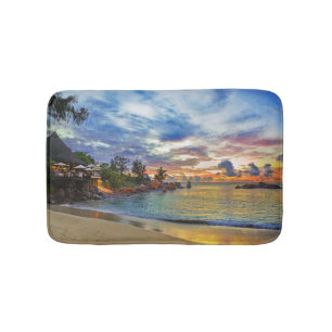 Cafe over tropisch strand op zonsondergang badmat