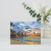Cafe over tropisch strand op zonsondergang briefkaart (Staand voorkant)