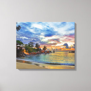 Cafe over tropisch strand op zonsondergang canvas afdruk