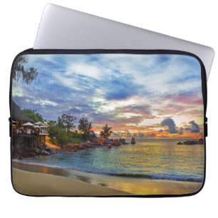Cafe over tropisch strand op zonsondergang laptop sleeve