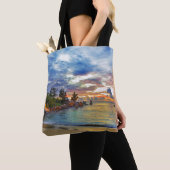 Cafe over tropisch strand op zonsondergang tote bag (Dichtbij)