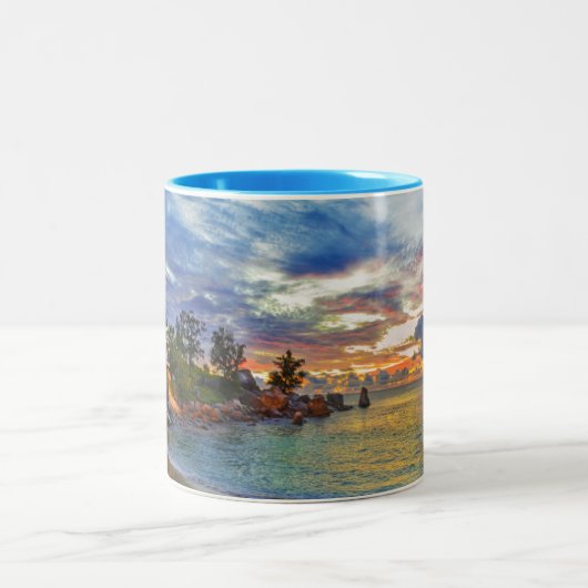 Cafe over tropisch strand op zonsondergang tweekleurige koffiemok (Center)