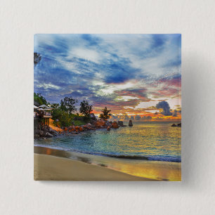 Cafe over tropisch strand op zonsondergang vierkante button 5,1 cm