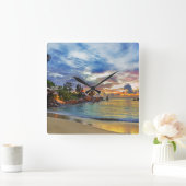 Cafe over tropisch strand op zonsondergang vierkante klok (Huis)