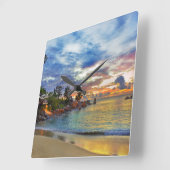 Cafe over tropisch strand op zonsondergang vierkante klok (Hoek)