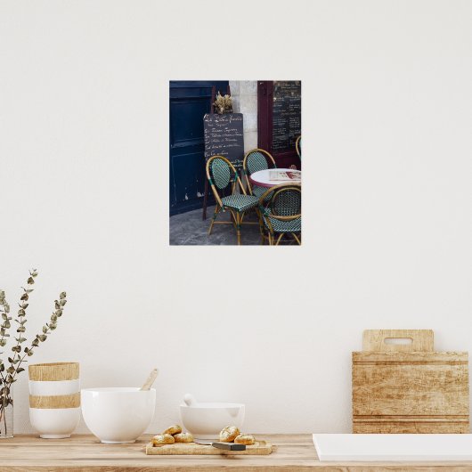Cafe-tafel met rolstoelen in Parijs, Frankrijk Poster (Keuken)