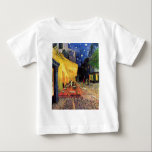 Cafe Terrace bij nacht door Vincent van Gogh<br><div class="desc">Cafe Terrace op de Place du Forum door Vincent van Gogh is een kunstschilderij van de impressionistische architectuur van het cityscape schilderij. Een uitzicht buiten van een restaurant met tafels, stoelen, serveerders en mensen die eten. Een mooie nacht met sterren aan de hemel in Arles, Frankrijk. Over de kunstenaar: Vincent...</div>