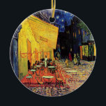 Cafe Terrace bij nacht door Vincent van Gogh Keramisch Ornament<br><div class="desc">Cafe Terrace op de Place du Forum door Vincent van Gogh is een kunstschilderij van de impressionistische architectuur van het cityscape schilderij. Een uitzicht buiten van een restaurant met tafels, stoelen, serveerders en mensen die eten. Een mooie nacht met sterren aan de hemel in Arles, Frankrijk. Over de kunstenaar: Vincent...</div>