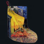 Cafe Terrace bij nacht door Vincent van Gogh Kleine Kerstsok<br><div class="desc">Cafe Terrace op de Place du Forum door Vincent van Gogh is een kunstschilderij van de impressionistische architectuur van het cityscape schilderij. Een uitzicht buiten van een restaurant met tafels, stoelen, serveerders en mensen die eten. Een mooie nacht met sterren aan de hemel in Arles, Frankrijk. Over de kunstenaar: Vincent...</div>