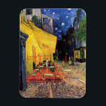 Cafe Terrace bij nacht door Vincent van Gogh Magneet<br><div class="desc">Cafe Terrace op de Place du Forum door Vincent van Gogh is een kunstschilderij van de impressionistische architectuur van het cityscape schilderij. Een uitzicht buiten van een restaurant met tafels, stoelen, serveerders en mensen die eten. Een mooie nacht met sterren aan de hemel in Arles, Frankrijk. Over de kunstenaar: Vincent...</div>