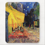 Cafe Terrace bij nacht door Vincent van Gogh Muismat<br><div class="desc">Cafe Terrace op de Place du Forum door Vincent van Gogh is een kunstschilderij van de impressionistische architectuur van het cityscape schilderij. Een uitzicht buiten van een restaurant met tafels, stoelen, serveerders en mensen die eten. Een mooie nacht met sterren aan de hemel in Arles, Frankrijk. Over de kunstenaar: Vincent...</div>