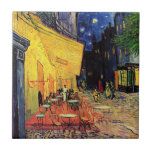 Cafe Terrace bij nacht door Vincent van Gogh Tegeltje<br><div class="desc">Cafe Terrace op de Place du Forum door Vincent van Gogh is een kunstschilderij van de impressionistische architectuur van het cityscape schilderij. Een uitzicht buiten van een restaurant met tafels, stoelen, serveerders en mensen die eten. Een mooie nacht met sterren aan de hemel in Arles, Frankrijk. Over de kunstenaar: Vincent...</div>