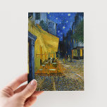 Cafe Terrace bij nacht | Vincent van Gogh Briefkaart<br><div class="desc">Café Terrace at Night (1888) van Vincent van Gogh is een lichtgevende en iconische voorstelling van een gezellig buitencafé in Arles, Frankrijk, onder een sterrenhemel. De levendige gele gloed van het café contrasteert prachtig met het diepblauwe van de nacht, waardoor een warme, uitnodigende sfeer ontstaat. Van Goghs expressieve penseelstreken en...</div>