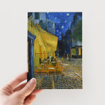 Cafe Terrace bij nacht | Vincent Van Gogh Briefkaart<br><div class="desc">Cafe Terrace bij nacht (1888) door de Nederlandse postpressionist Vincent Van Gogh. Origineel kunstschilderij is een olie op het canvas die een schrikbarende nachtelijke scène toont voor een Frans café in Arles. Gebruik de ontwerphulpmiddelen om douanetekst toe te voegen of het afbeelding te personaliseren.</div>
