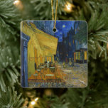 Cafe Terrace bij nacht | Vincent van Gogh Keramisch Ornament<br><div class="desc">Café Terrace at Night (1888) van Vincent van Gogh is een lichtgevende en iconische voorstelling van een gezellig buitencafé in Arles, Frankrijk, onder een sterrenhemel. De levendige gele gloed van het café contrasteert prachtig met het diepblauwe van de nacht, waardoor een warme, uitnodigende sfeer ontstaat. Van Goghs expressieve penseelstreken en...</div>