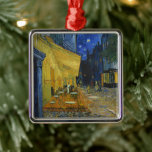 Cafe Terrace bij nacht | Vincent van Gogh Metalen Ornament<br><div class="desc">Café Terrace at Night (1888) van Vincent van Gogh is een lichtgevende en iconische voorstelling van een gezellig buitencafé in Arles, Frankrijk, onder een sterrenhemel. De levendige gele gloed van het café contrasteert prachtig met het diepblauwe van de nacht, waardoor een warme, uitnodigende sfeer ontstaat. Van Goghs expressieve penseelstreken en...</div>