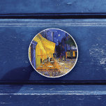Cafe Terrace in Night Vincent van Gogh Keramische Knop<br><div class="desc">Een keramische knop met het post-impressionistische oliesschilderij van Vincent van Gogh (1853-1890),  Cafe Terrace bij nacht (1888). Creëer in Arles,  Frankrijk voor een populair koffiehuis op het Rue Du Palais. Een levendige stadscène 's nachts.</div>