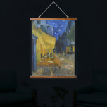Café Terrace van Vincent Van Gogh Hangend Wandkleed<br><div class="desc">Dit schilderij van een kleurrijk uitzicht in de openlucht is een beeldhouwwerk, het beeld van een ontspannen toeschouwer die zonder zorgen geniet van de charme van zijn omgeving. Het herinnert zich de stemming van Van Gogh toen hij schreef: "De nacht is levendiger en rijker dan de dag." De geel van...</div>