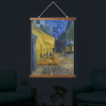 Café Terrace van Vincent Van Gogh Hangend Wandkleed<br><div class="desc">Dit schilderij van een kleurrijk uitzicht in de openlucht is een beeldhouwwerk, het beeld van een ontspannen toeschouwer die zonder zorgen geniet van de charme van zijn omgeving. Het herinnert zich de stemming van Van Gogh toen hij schreef: "De nacht is levendiger en rijker dan de dag." De geel van...</div>