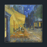 Café Terrace van Vincent Van Gogh Magneet<br><div class="desc">Dit schilderij van een kleurrijk uitzicht in de openlucht is een beeldhouwwerk, het beeld van een ontspannen toeschouwer die zonder zorgen geniet van de charme van zijn omgeving. Het herinnert zich de stemming van Van Gogh toen hij schreef: "De nacht is levendiger en rijker dan de dag." De geel van...</div>