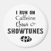 Cafeïne, Chaos & Showtunes Magneet (Voorkant)