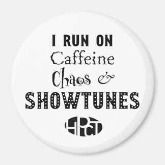 Cafeïne, Chaos & Showtunes Magneet