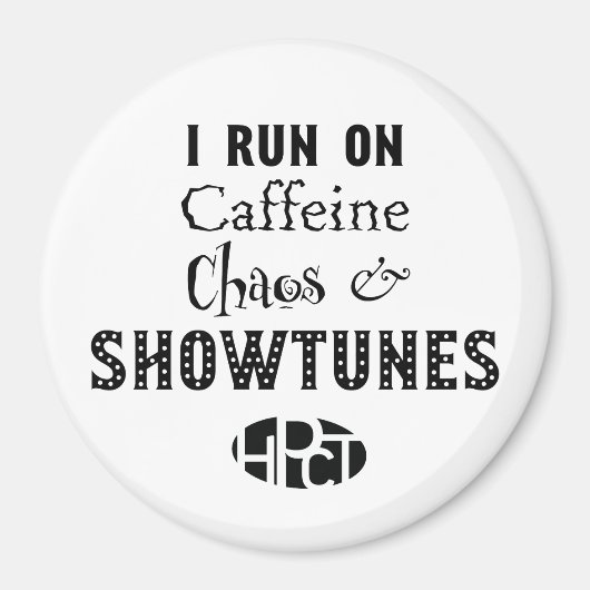 Cafeïne, Chaos & Showtunes Magneet (Voorkant)