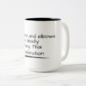 Cafeïne en ellebogen, een dodelijke Muay Thai comb Tweekleurige Koffiemok (Voorkant rechts)