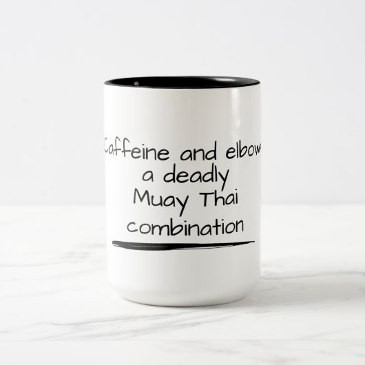 Cafeïne en ellebogen, een dodelijke Muay Thai comb Tweekleurige Koffiemok (Center)