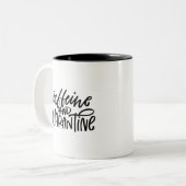 Cafeïne en Quarantaine Hand Lettered Tweekleurige Koffiemok (Voorkant links)