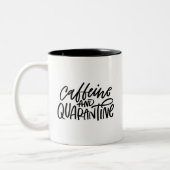 Cafeïne en Quarantaine Hand Lettered Tweekleurige Koffiemok (Links)