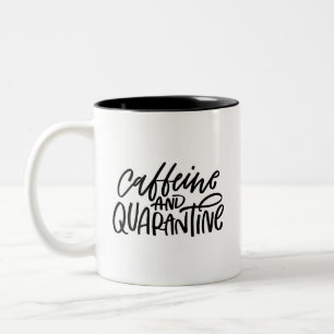 Cafeïne en Quarantaine Hand Lettered Tweekleurige Koffiemok