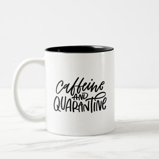 Cafeïne en Quarantaine Hand Lettered Tweekleurige Koffiemok (Links)