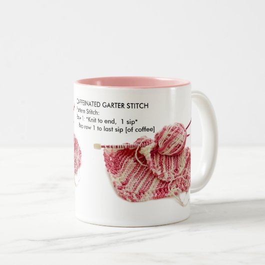 "Cafeïnehoudende Kousenband Stitch" - Breien Roze Tweekleurige Koffiemok (Voorkant rechts)