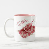 "Cafeïnehoudende Kousenband Stitch" - Breien Roze Tweekleurige Koffiemok (Links)