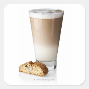 Caffe latte met biscotti op witte achtergrond, vierkante sticker