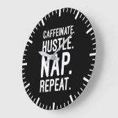 Caffeinate Hustle Nap Repeat – Grappig Motivatie Grote Klok (Hoek)