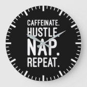 Caffeinate Hustle Nap Repeat – Grappig Motivatie Grote Klok (Voorkant)